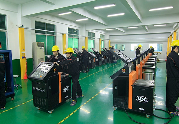 NDC為十多家領(lǐng)先的非織造布企業(yè)制造復(fù)合機(jī)，以應(yīng)對(duì)3月份的疫情。